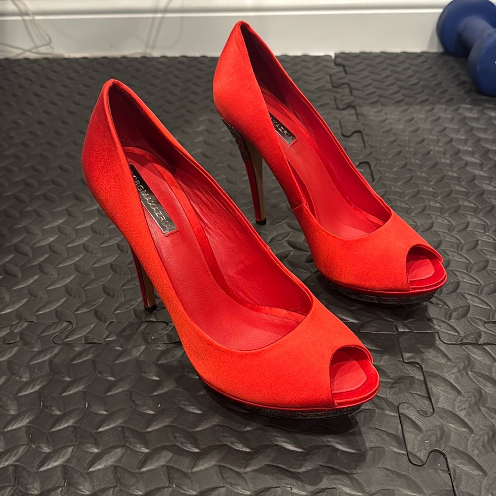 BCBGMAXAZRIA red heels